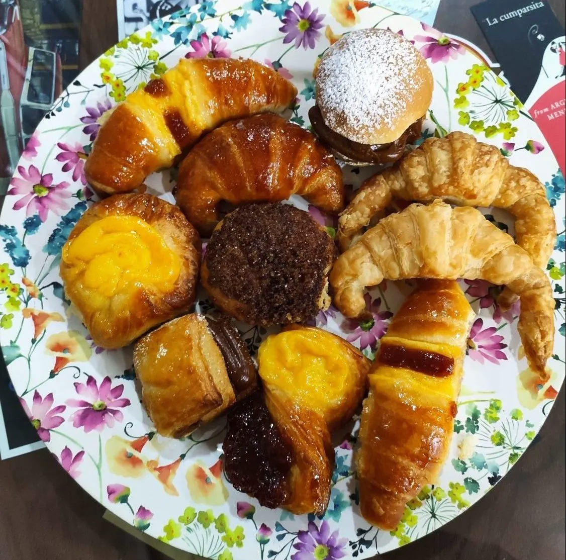 Facturas argentinas artesanales - medialunas y facturas